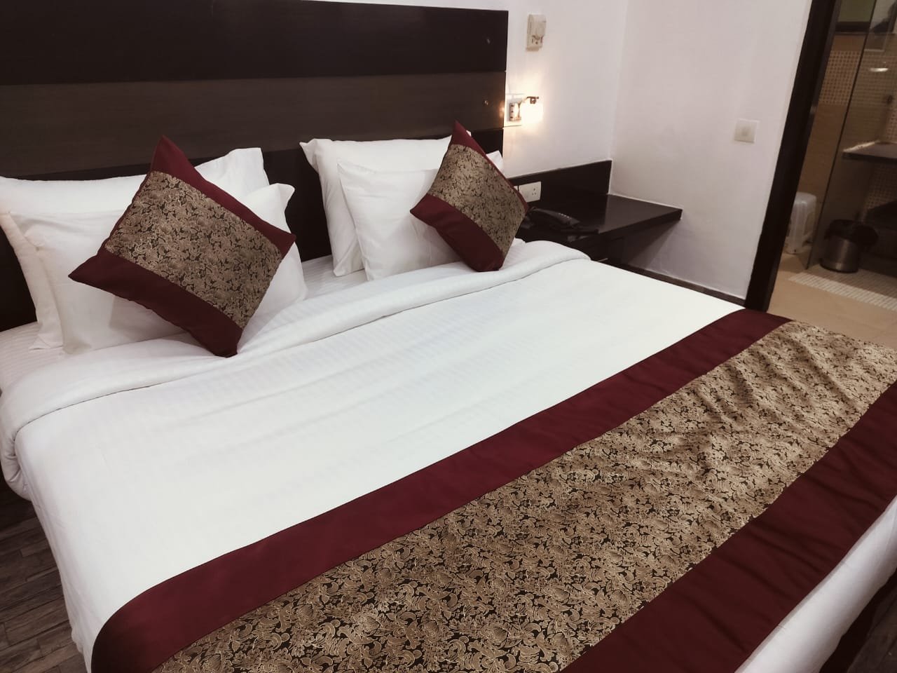 Deluxe Room ₹3,500/- ( Discount 35% OFF)